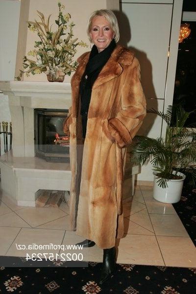 25P woman in fur coat 23