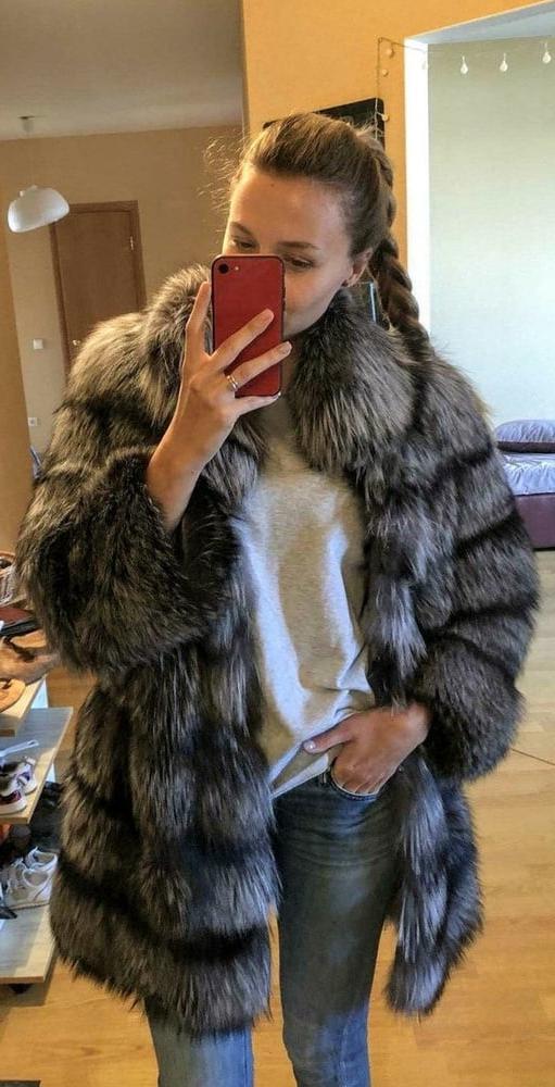25P woman in fur coat 23