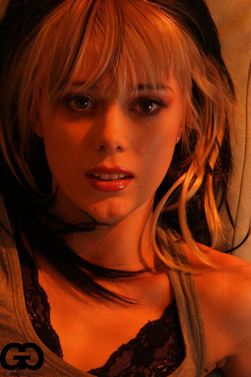 25P Porn pics of Cute skinny goth emma gets naked