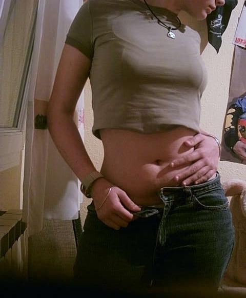 25P MY FRIEND CAROLINE SEND ME HOT PICS WHEN SHE'S HORNY