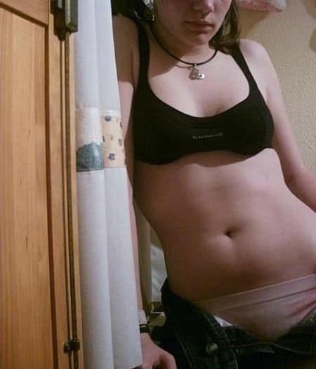 25P MY FRIEND CAROLINE SEND ME HOT PICS WHEN SHE'S HORNY