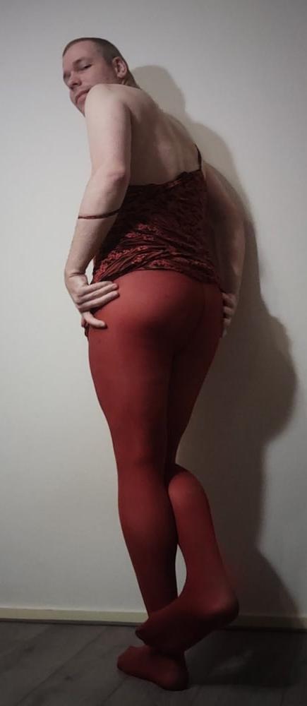 10P Robert Hendriksen - Sissy Striptease "Red" (Short Edition)