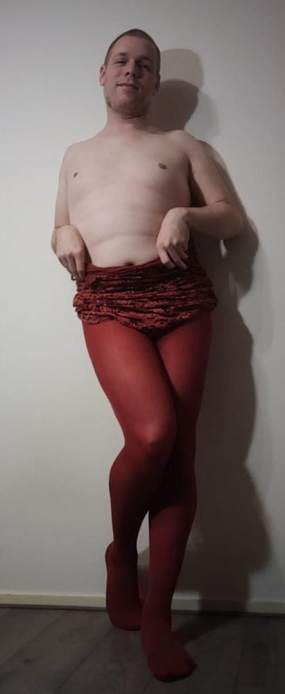 10P Robert Hendriksen - Sissy Striptease "Red" (Short Edition)