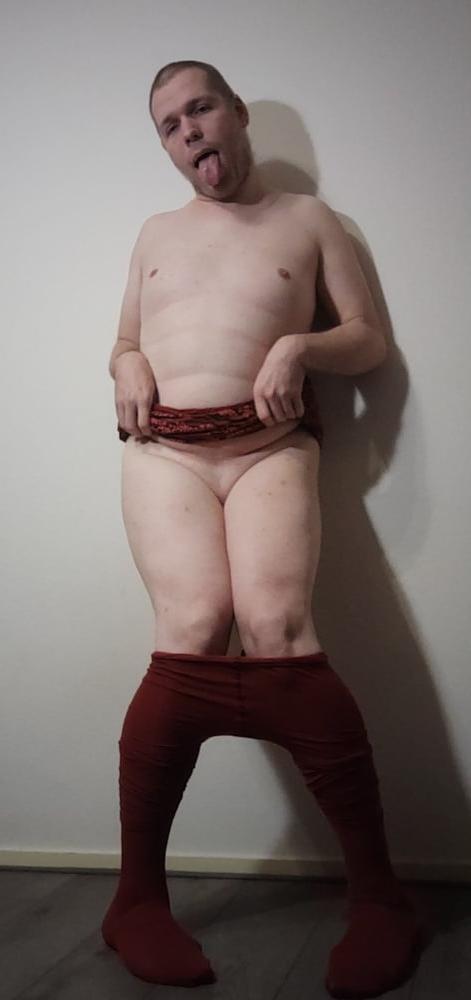 10P Robert Hendriksen - Sissy Striptease "Red" (Short Edition)