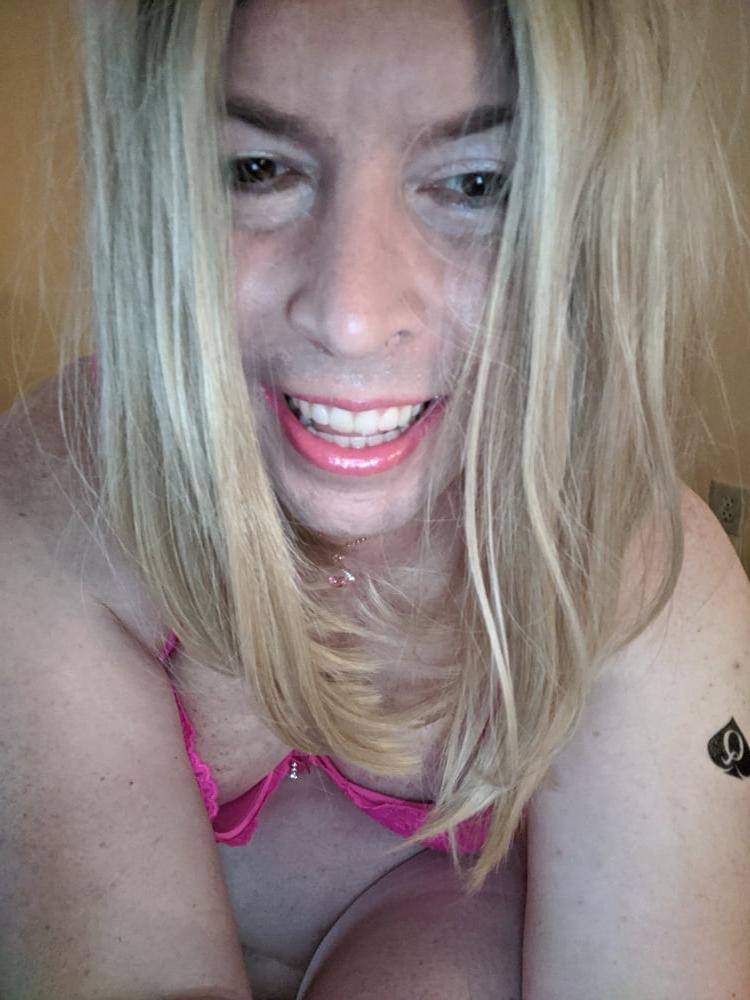 20P QoS Sissy Snowbunny Having Fun