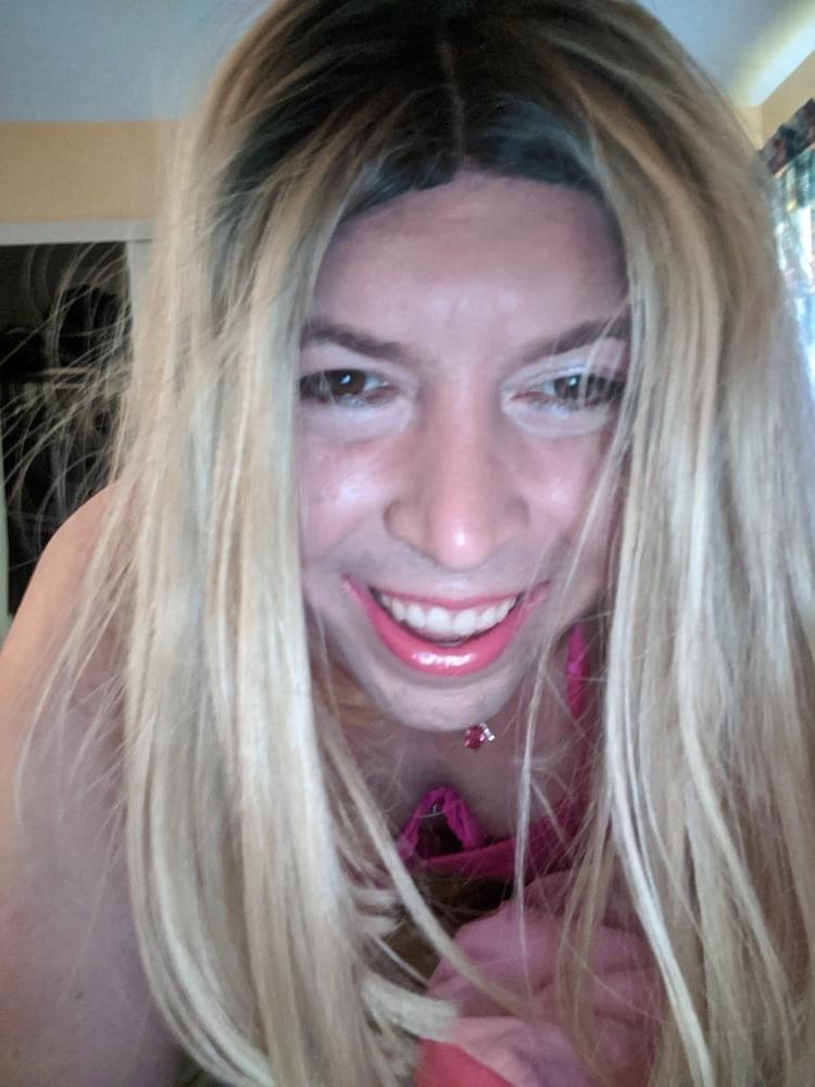 20P QoS Sissy Snowbunny Having Fun