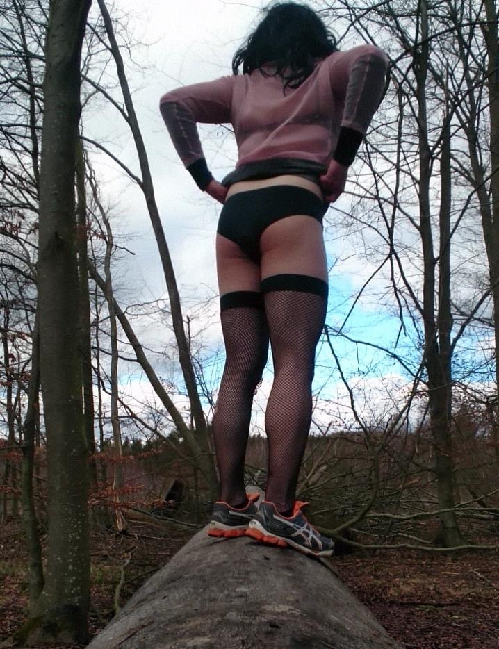 25P Sissy MelanieBee's outdoor activities (2020)