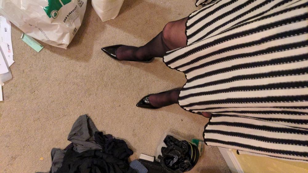 7P stockings  striped skirt and patent pumps