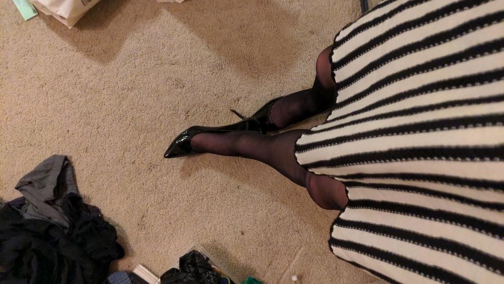 7P stockings  striped skirt and patent pumps