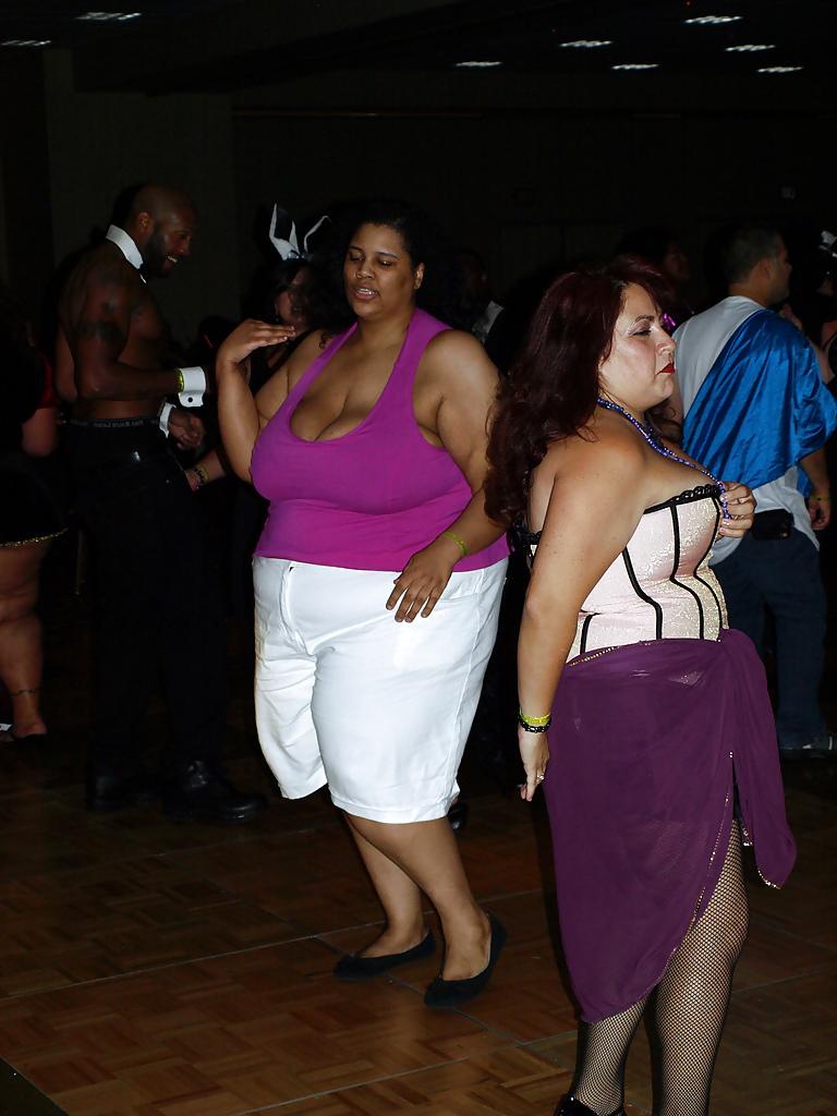 25P Huge breasts in clothes