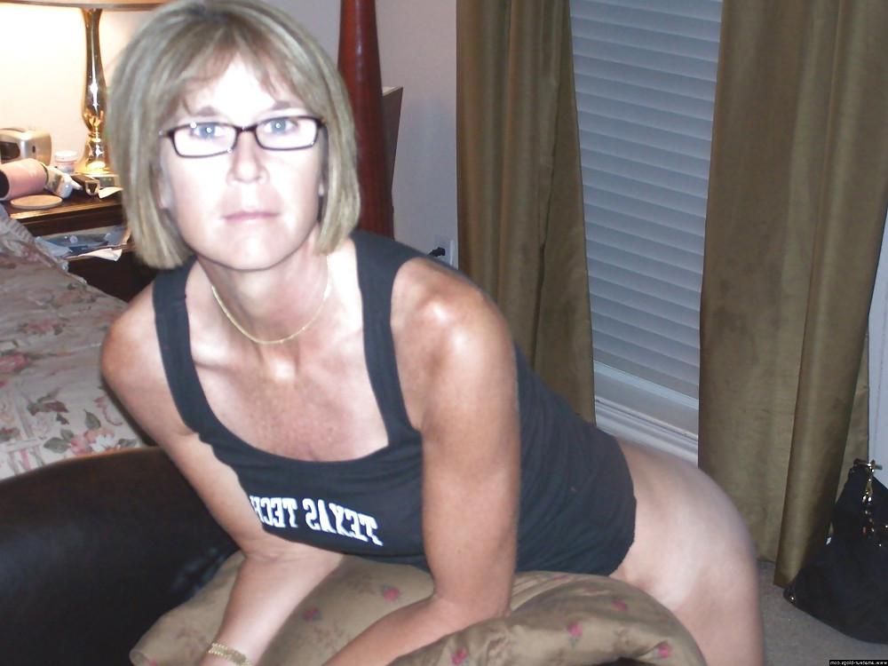 11P Slim Mature Wife