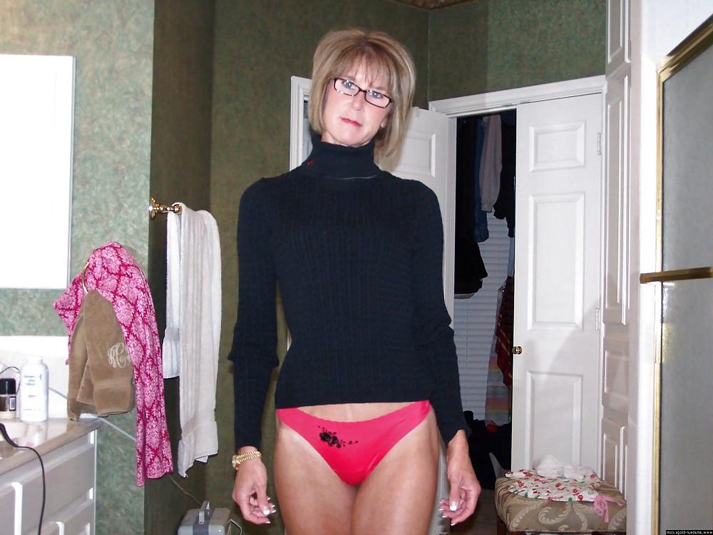 11P Slim Mature Wife