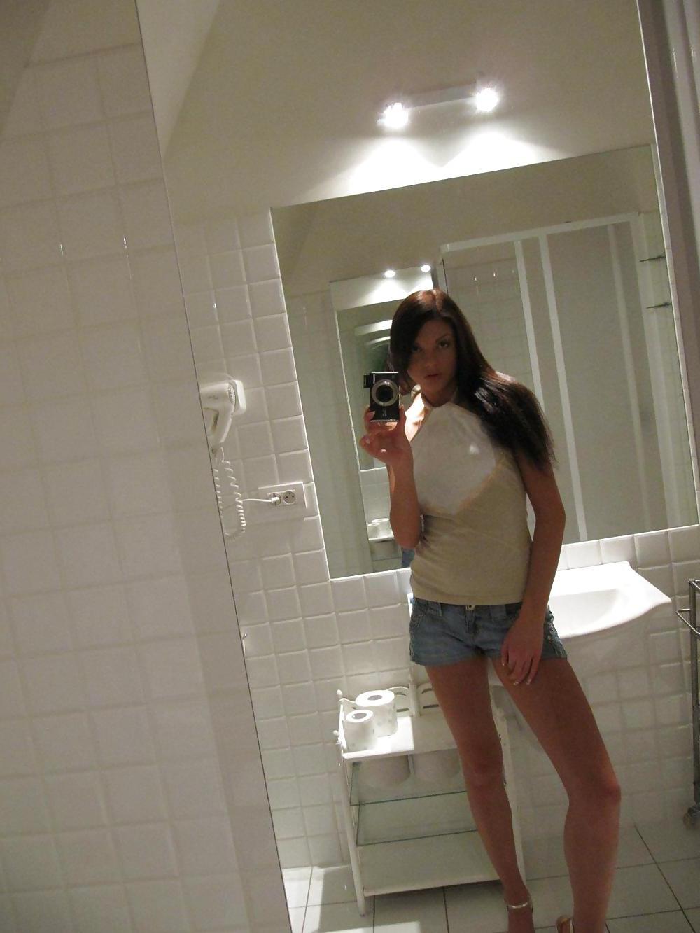 25P Sexy Skinny Brunette Babe Selfshot