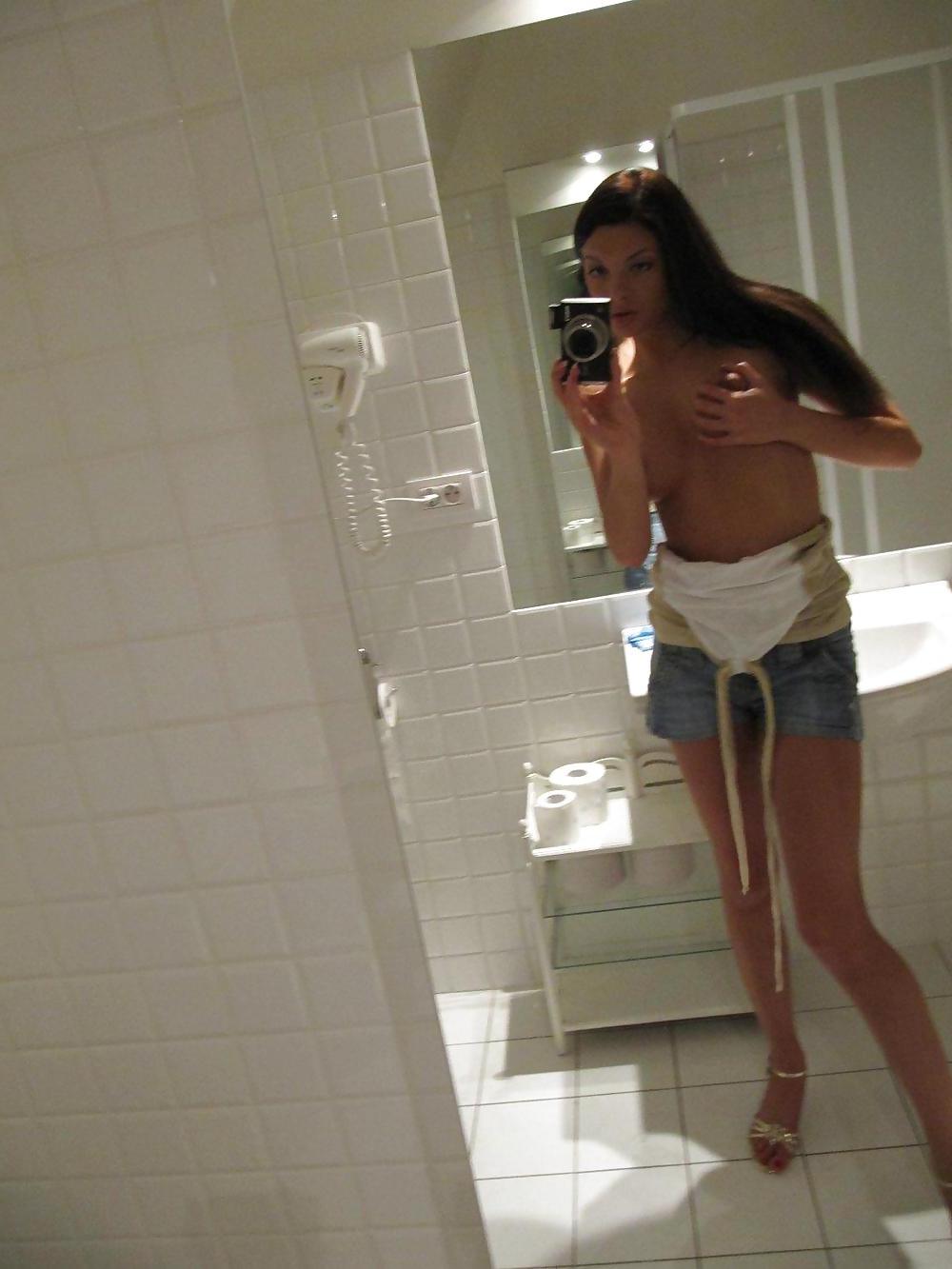 25P Sexy Skinny Brunette Babe Selfshot
