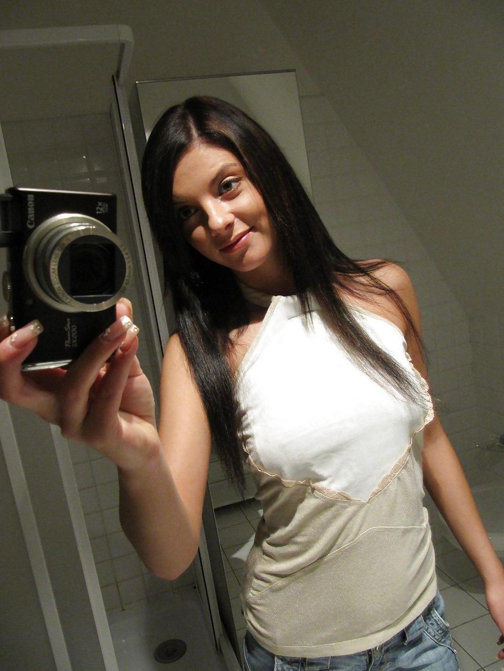 25P Sexy Skinny Brunette Babe Selfshot