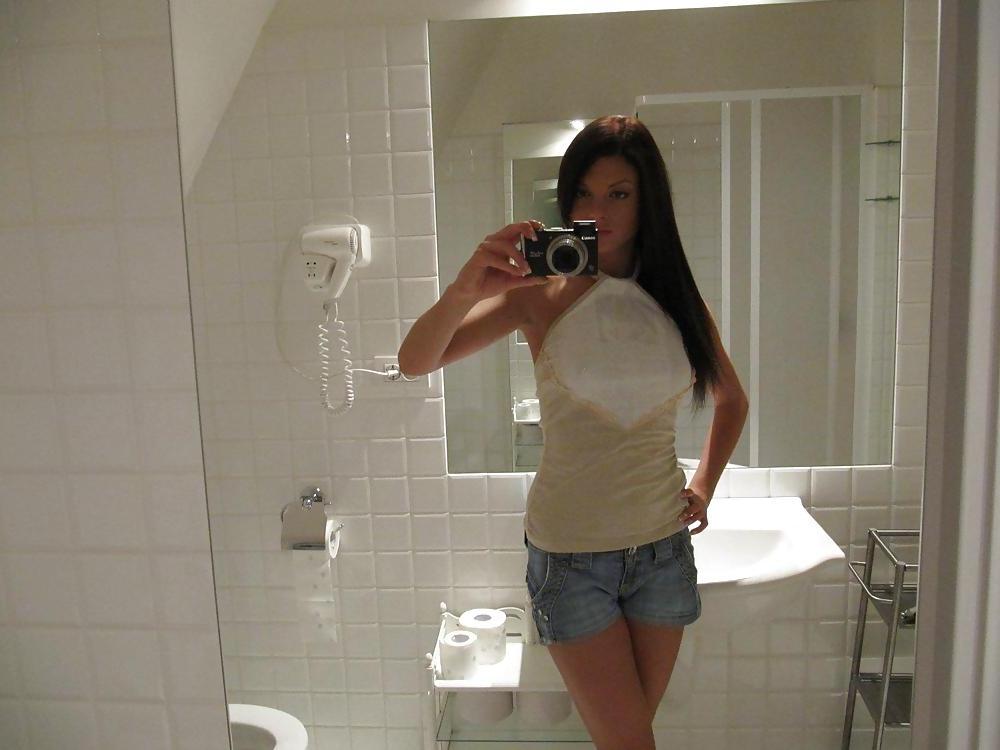 25P Sexy Skinny Brunette Babe Selfshot
