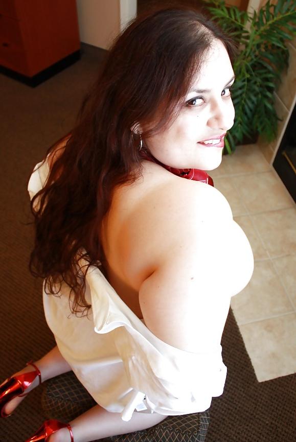 25P HUGE ASS BRUNETTE