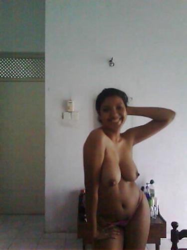 19P Sri Lankan Exposed Girl Friend 