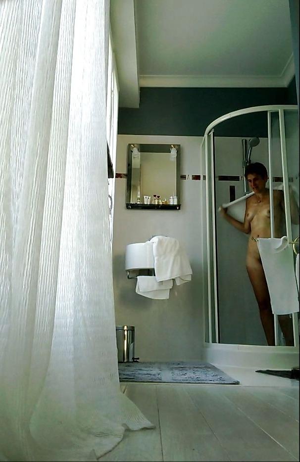 25P Patricia esclave la salope ce douche
