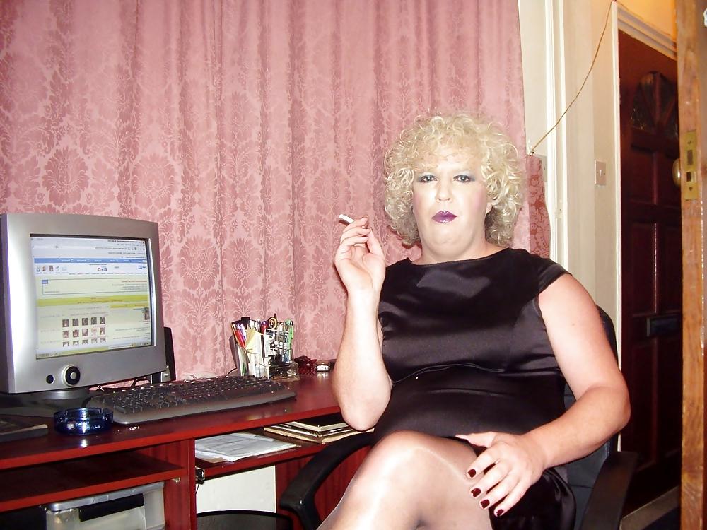 25P Sissy Michelle Smoking Pics