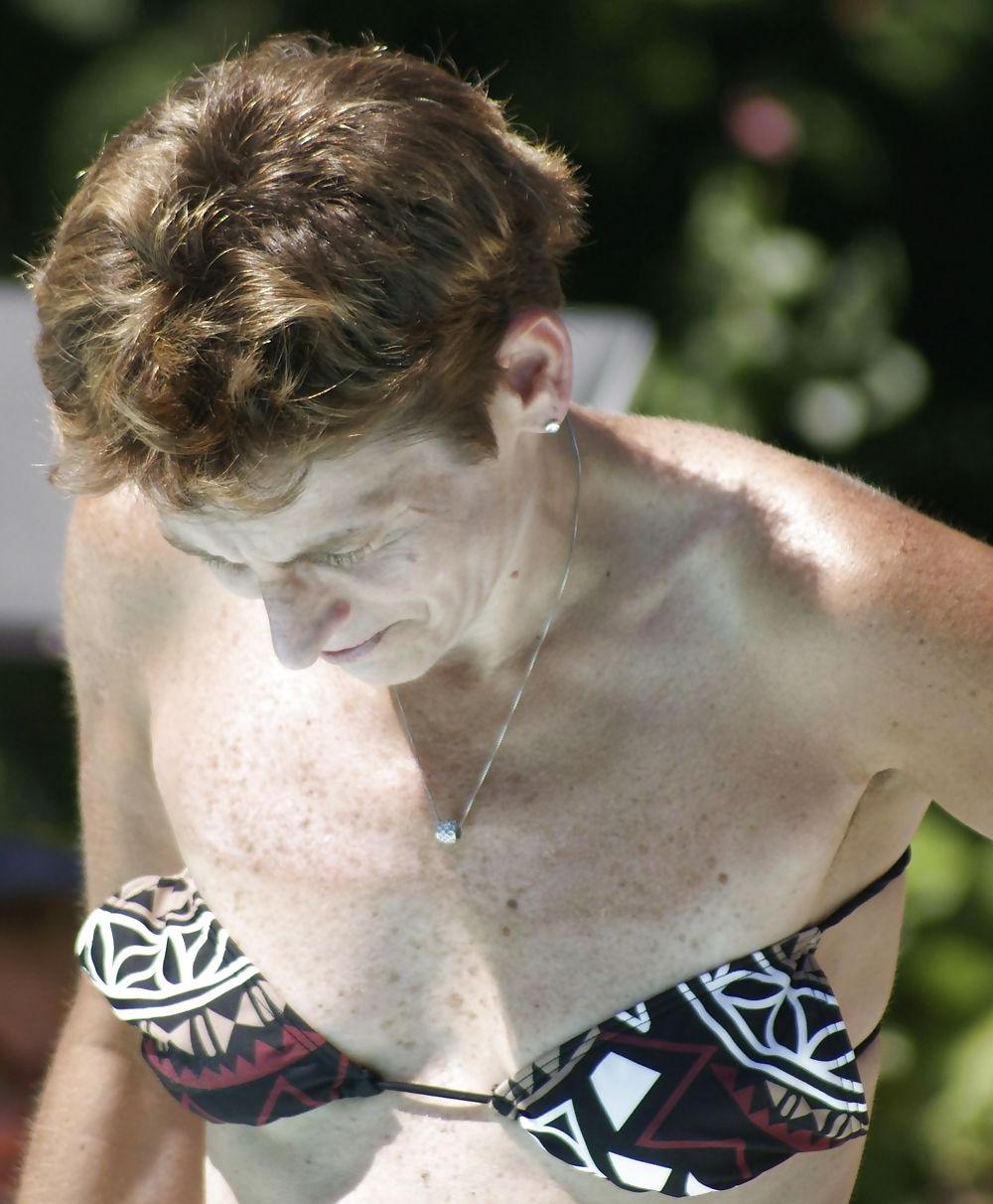 25P Patricia esclave la truie aux bord de la picine