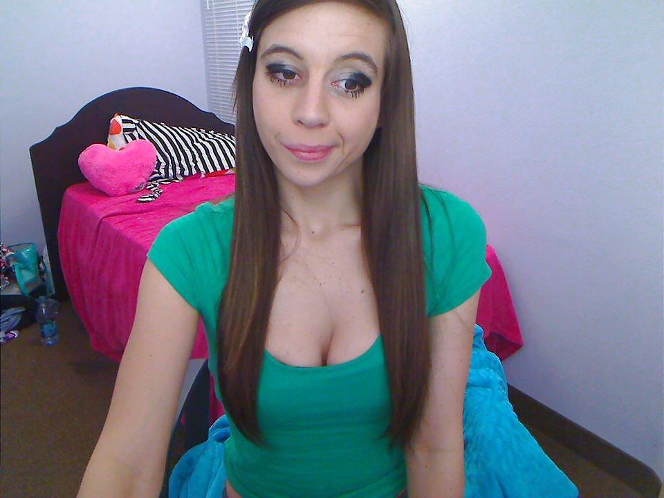 25P Sexy Teen with Huge Clitt