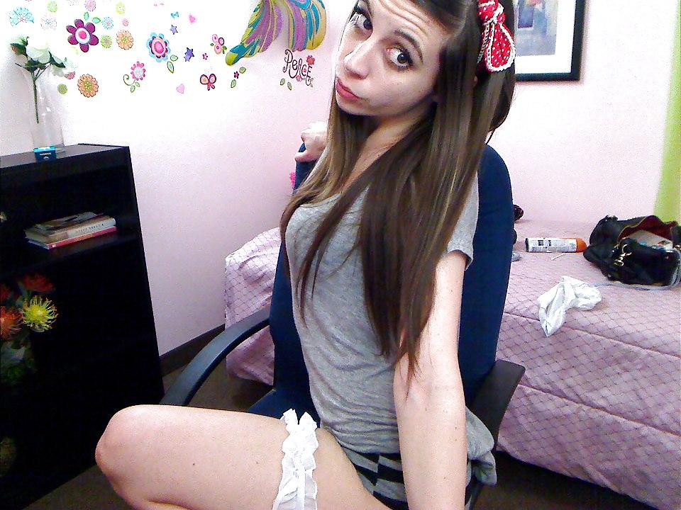 25P Sexy Teen with Huge Clitt