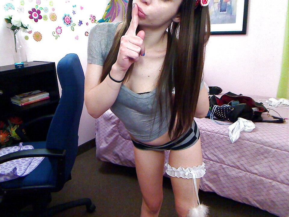 25P Sexy Teen with Huge Clitt
