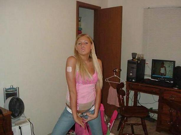 25P HOTTIE SUCKS HUGE COCK