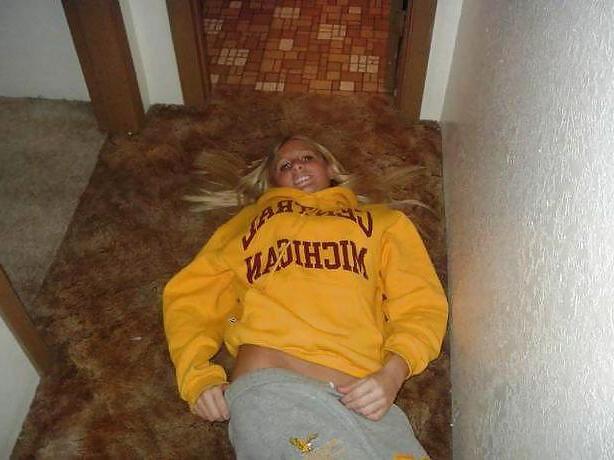 25P HOTTIE SUCKS HUGE COCK