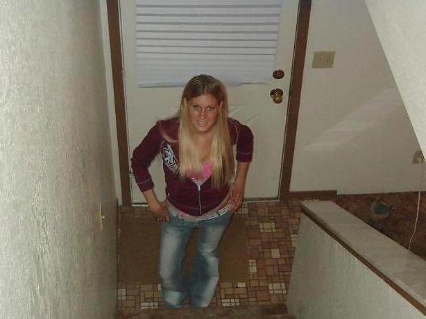25P HOTTIE SUCKS HUGE COCK