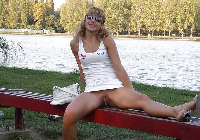 25P Pussy under a skirt
