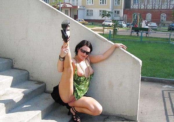 25P Pussy under a skirt