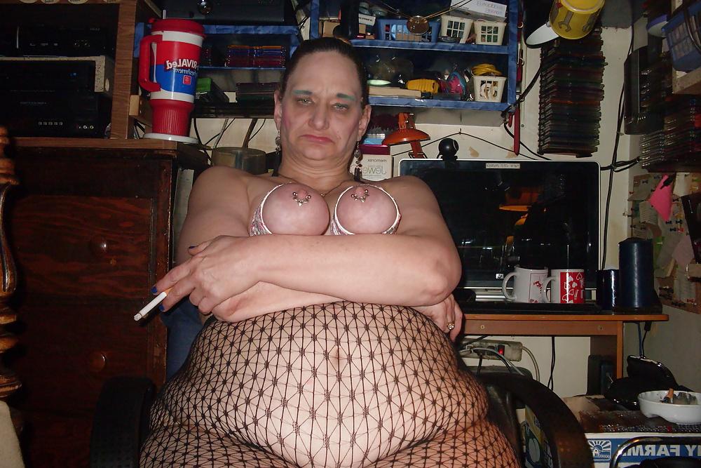 24P Slave smoking and fealing good