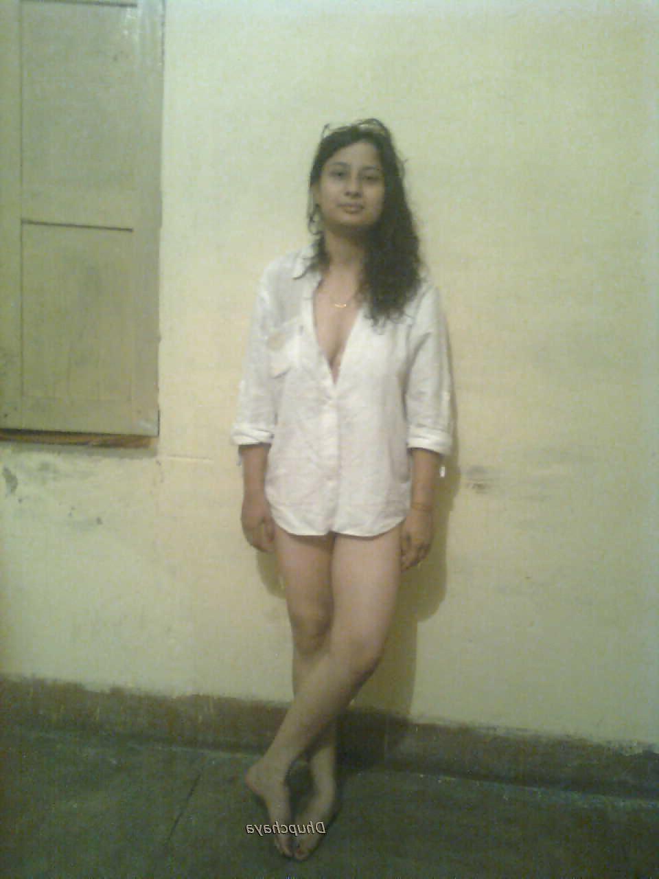 18P Delhi Call center girl and her friend nude photo shoot