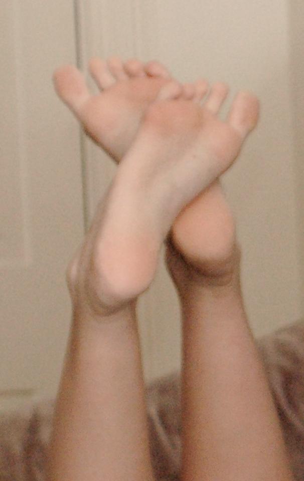 21P Feet, sole candids and toe steepling