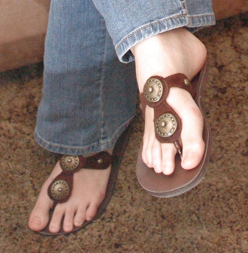 21P Feet, sole candids and toe steepling