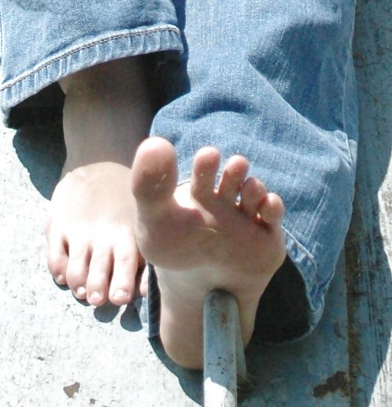 21P Feet, sole candids and toe steepling