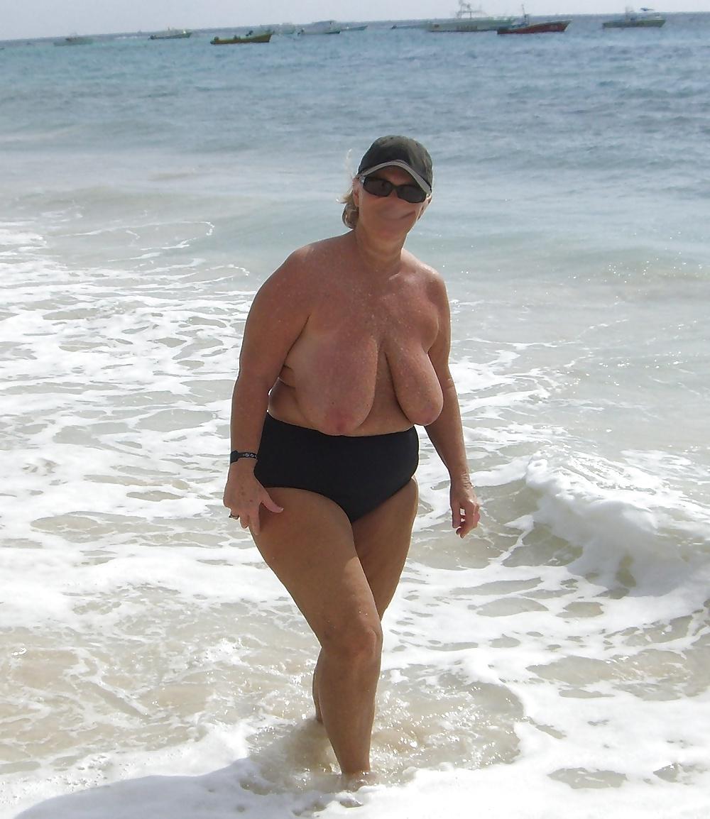 22P Mona From Illinois And Her Huge Saggy Tits