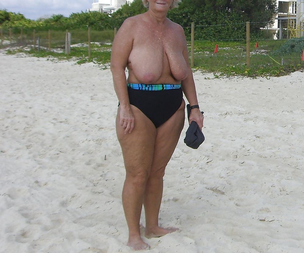 22P Mona From Illinois And Her Huge Saggy Tits