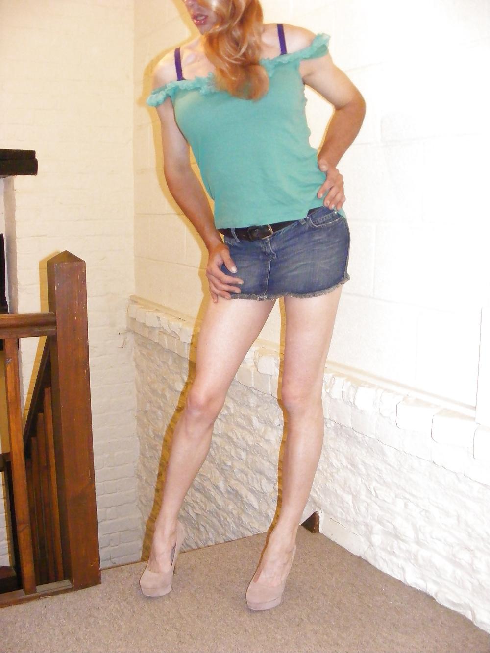 25P Slut tranny fucks her huge dildo
