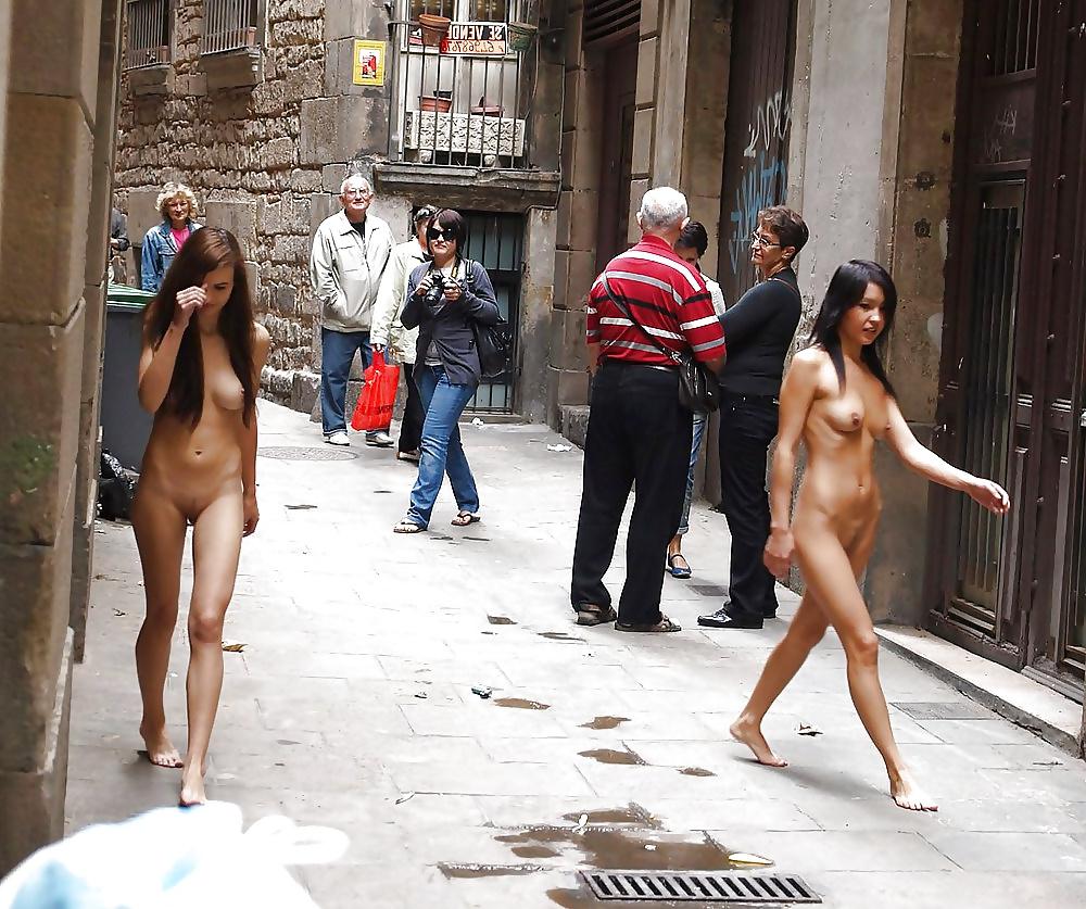 25P Naked chick-wife Agy with friend in town
