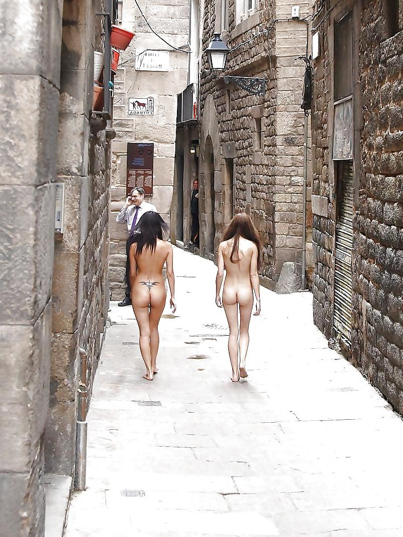 25P Naked chick-wife Agy with friend in town