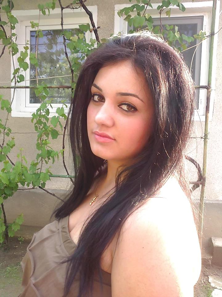 25P Romanian Huge Tits Amateur 14
