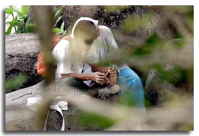 8P Budak Skolah Tudung Di Celah Batu