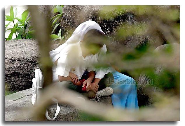 8P Budak Skolah Tudung Di Celah Batu