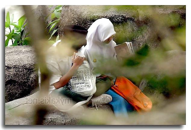 8P Budak Skolah Tudung Di Celah Batu