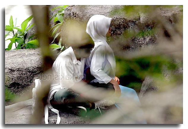 8P Budak Skolah Tudung Di Celah Batu