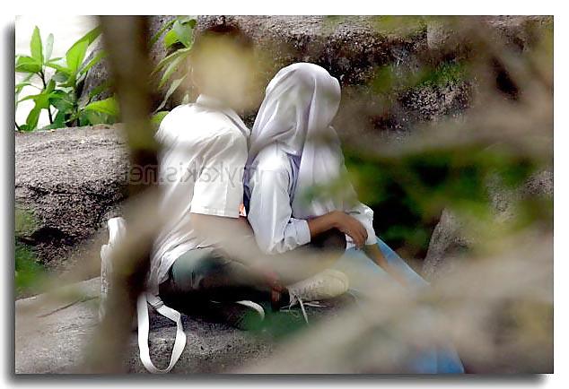 8P Budak Skolah Tudung Di Celah Batu