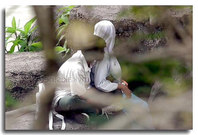 8P Budak Skolah Tudung Di Celah Batu